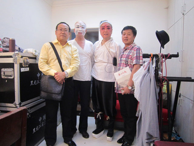 美籍华人刘衡（右二）、苏昆（左二）、荀令言（左一）与《艺术天成》杂志社总编辑杨文超（右一）合影
