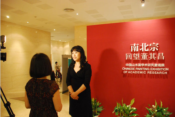 本次展览承办方颂雅风文化传媒有限责任公司老总刘峥接受访问