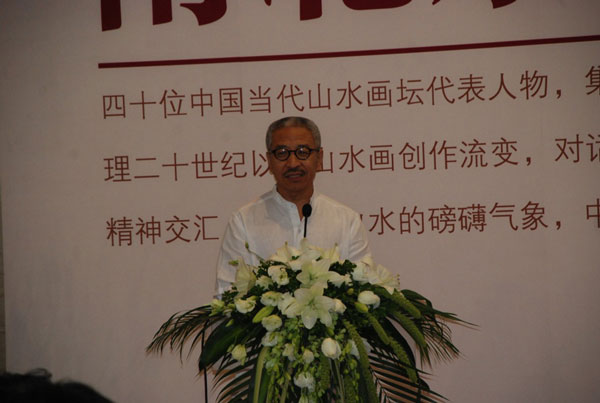 中国国家画院理论研究部副主任、著名理论家、画家梅墨生先生致开幕词