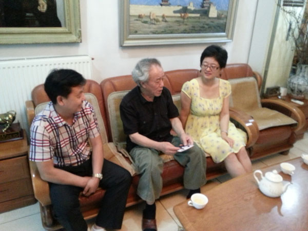 石成峰与杂志社人员交流