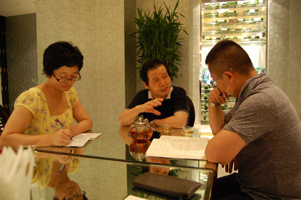 言恭达与《艺术天成》杂志社主编杨洋及文字编辑赵小丽交流