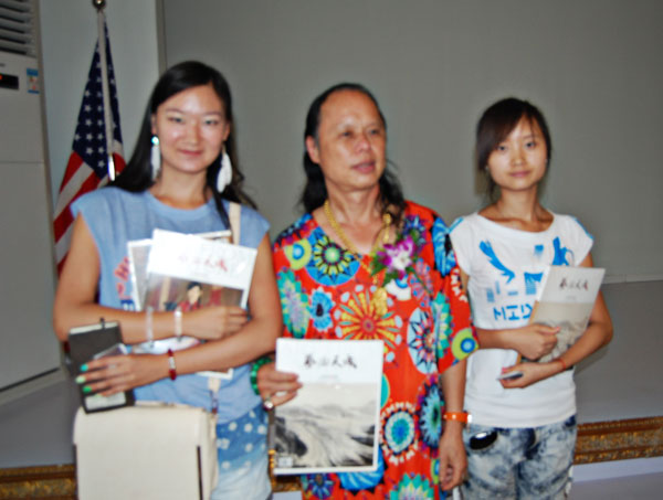 周智慧(中)与《艺术天成》记者方冰(左一)、杜秀岭(右一)合影
