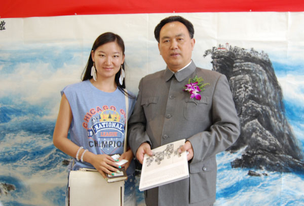 李明义（饰演毛泽东）与《艺术天成》记者方冰合影