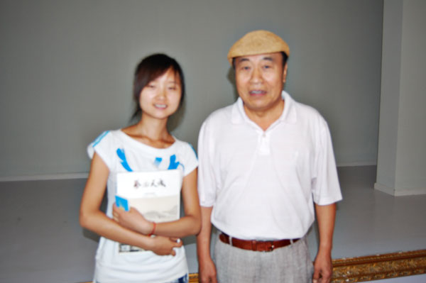 王伍福（饰演朱德）与《艺术天成》杂志社记者杜秀岭合影