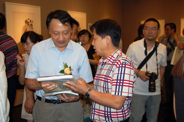 著名艺术家王明明与《艺术天成》杂志社总编辑杨文超合影