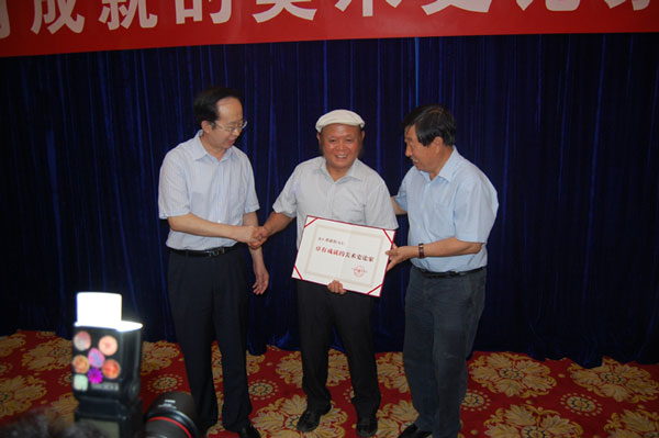 为邓恵伯先生颁奖