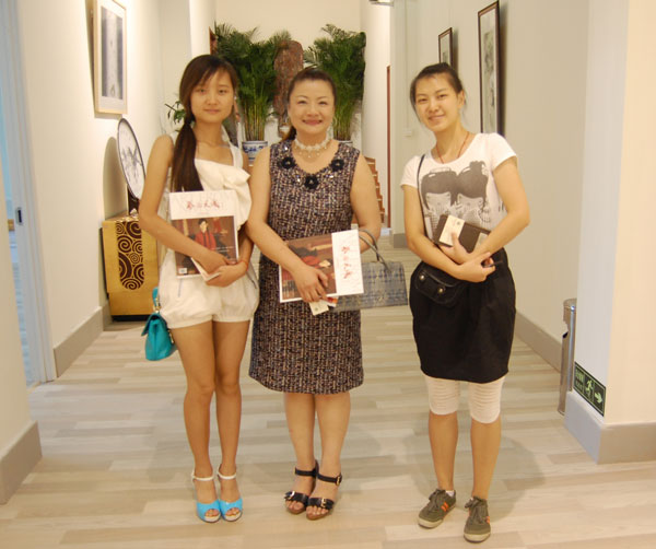 北京雅遵国际文化发展有限公司董事长小松美伶与《艺术天成》记者合影