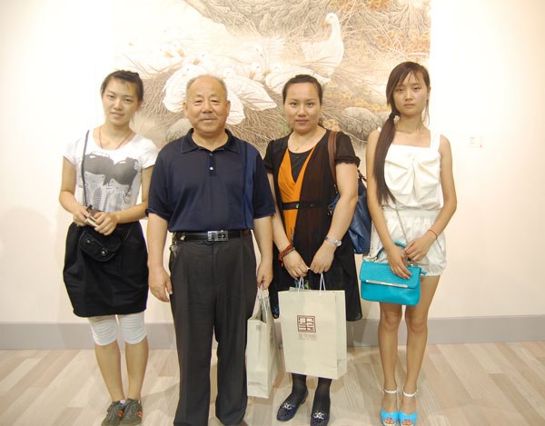 中国美术家协会会员田云鹏与《艺术天成》杂志社记者合影
