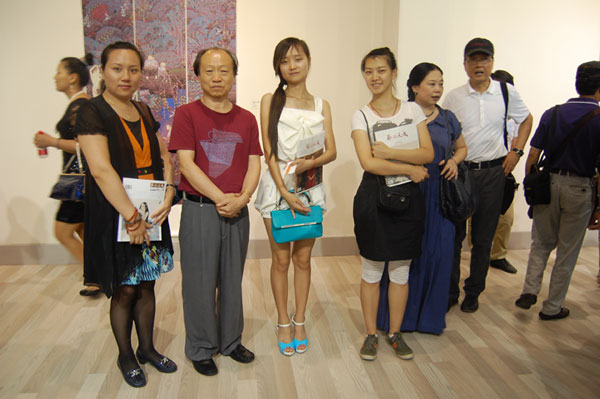 中国美术家协会理事冯大中与杂志社记者合影