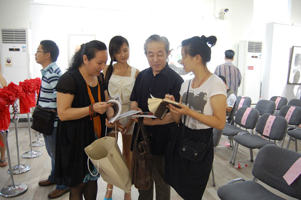 中央民族大学美术学院教授李魁正与《艺术天成》杂志社记者合影