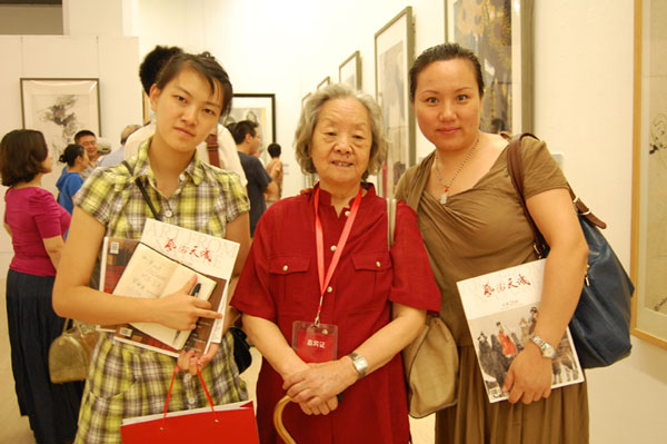 著名画家蒋采平与《艺术天成》记者合影