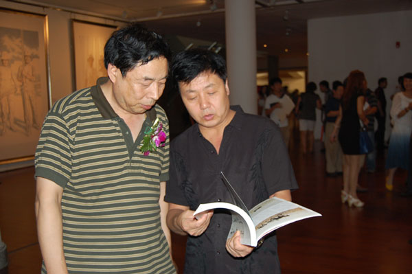 著名画家苗再新与《艺术天成》总编辑杨文超合影
