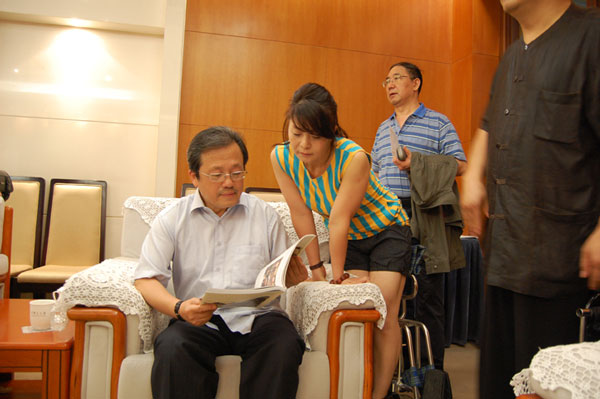 中国美术家协会副主席冯远翻阅《艺术天成》杂志并给予好评