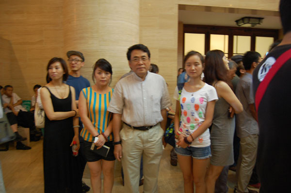 中国美术家协会理事、中国油画学会理事杨飞云与《艺术天成》记者合影
