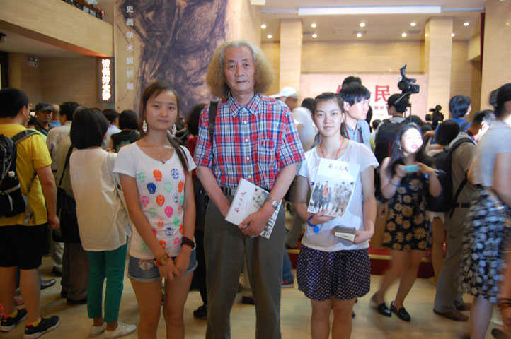 中国美术家协会理论委员会副主任王仲与《艺术天成》杂志社记者合影