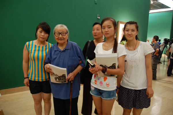 侯一民夫人邓澍与《艺术天成》记者合影
