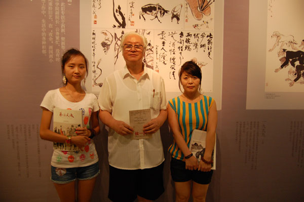 著名画家李燕与《艺术天成》杂志社记者合影