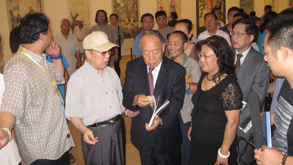 原国家外交部部长李肇星与著名画家马泉翻阅《艺术天成》杂志第25期