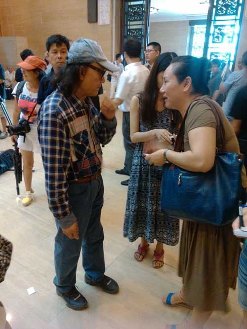 著名画家石齐与《艺术天成》杂志通联部主任宁文艳交谈