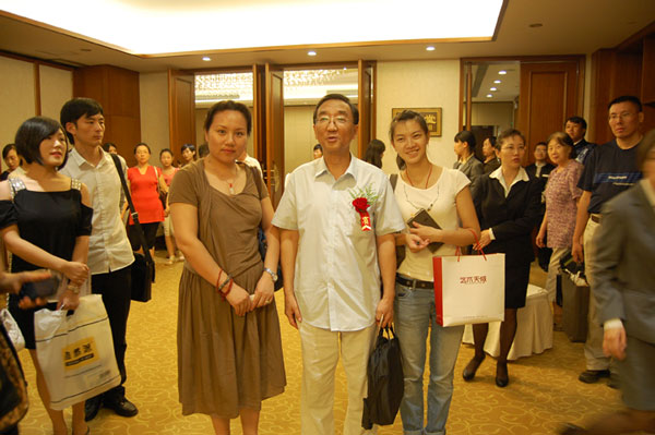 北京清秘阁有限公司董事长贾志仁与《艺术天成》通联部主任宁文艳(左)合影
