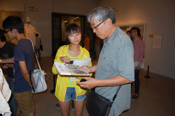 著名画家毛栗子与《艺术天成》记者合影