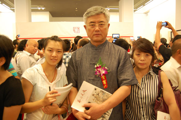 中国书法家协会分党组书记、驻会副主席赵长青与《艺术天成》记者合影