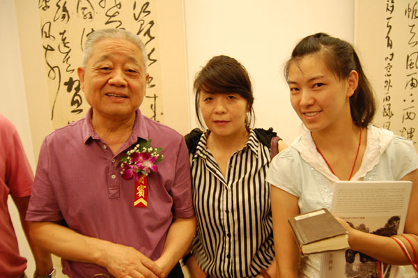 中国书法家协会副主席胡抗美与《艺术天成》记者合影