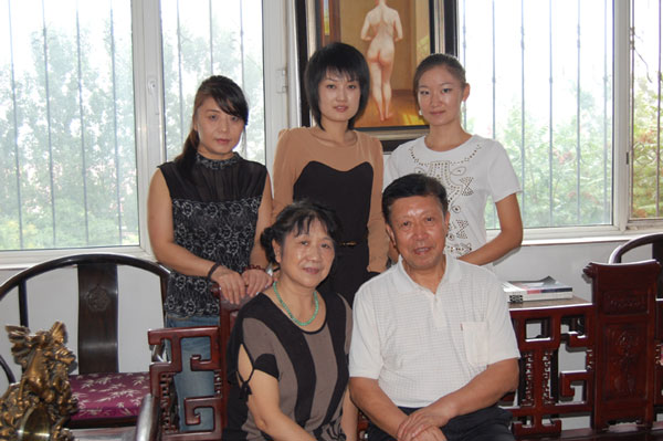 黄伟民夫妇与文超员工合影