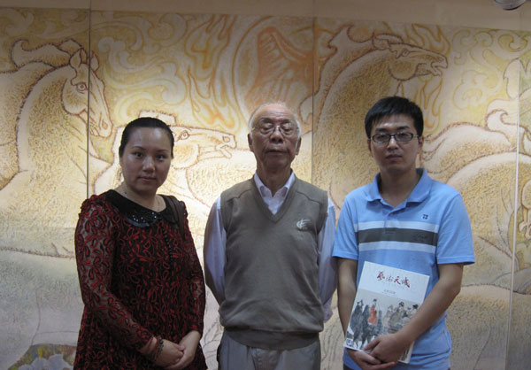 著名画家冯一鸣与《艺术天成》杂志社通联部主任宁文艳、业务部经理林少云合影