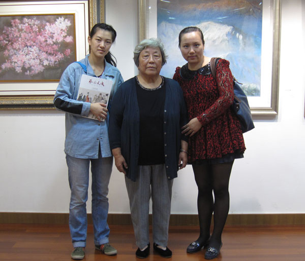 著名画家陈望秋与《艺术天成》记者合影