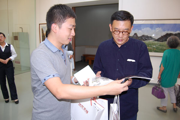艺术家刘勇与杂志社记者合影