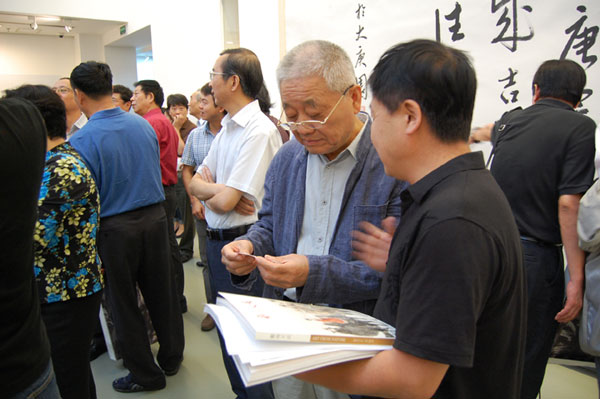 中国国家画院书法篆刻院副院长胡抗美与杨文超合影