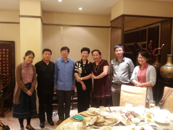 刘海粟女儿刘蟾（右四）、上海刘海粟美术馆研究员徐镕（左三）与《艺术天成》总编辑杨文超（左二）、通联部主任宁文艳（右三）合影