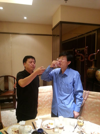 上海刘海粟美术馆研究员徐镕与《艺术天成》总编辑杨文超举杯