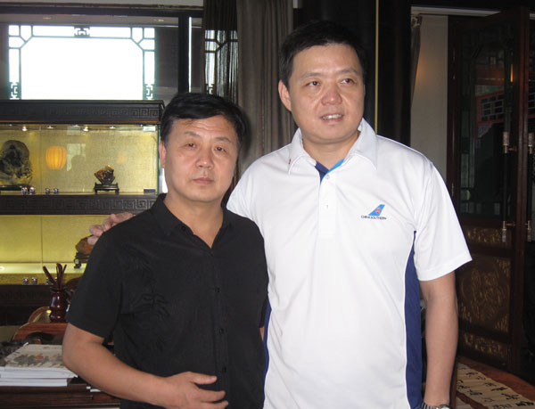 南方航空总经理助理兼地面服务保障部总经理李军与杨文超合影