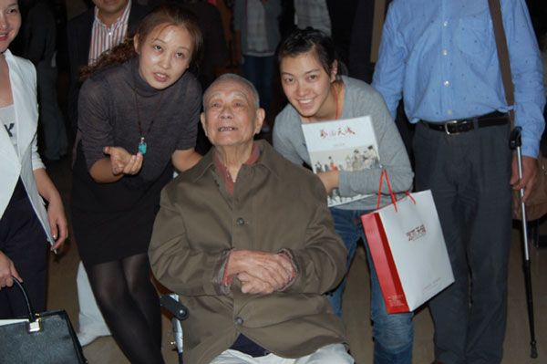 中国美术家协会理事周令钊与《艺术天成》记者合影