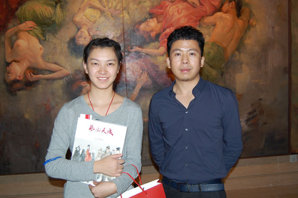 中国美协会员、平江书画院副院长戴平均与《艺术天成》记者于茧英合影