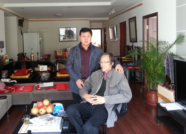 王炜与《艺术天成》杂志社总编辑杨文超合影