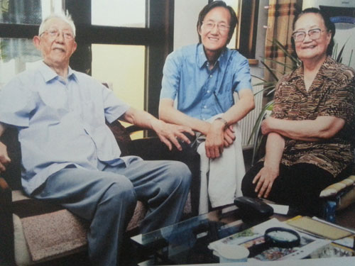 王炜与父母合影