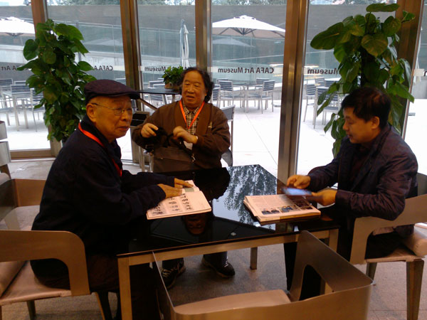 海军政治部创作室专职画家张道兴、人民美术出版社副编审、《中国书画》副主编刘龙庭与《艺术天成》杂志社总编辑杨文超合影
