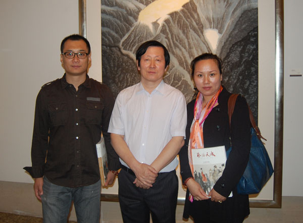 画展主人国家一级美术师周尊城与《艺术天成》记者合影