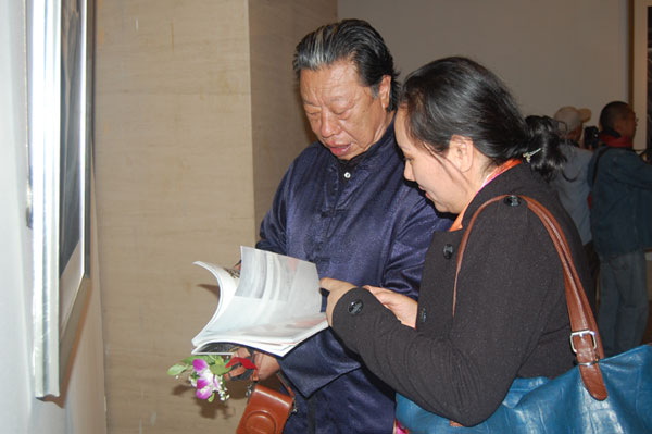 中国美术家协会会员、中国版画家协会理事牟成与《艺术天成》记者合影