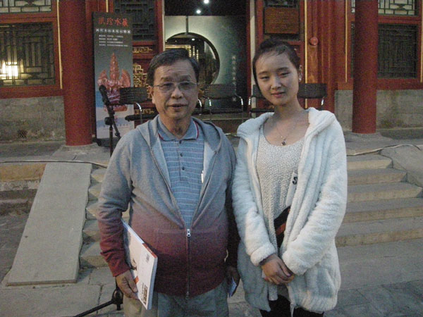 卢钟雄先生与《艺术天成》杂志社记者杜秀岭合影