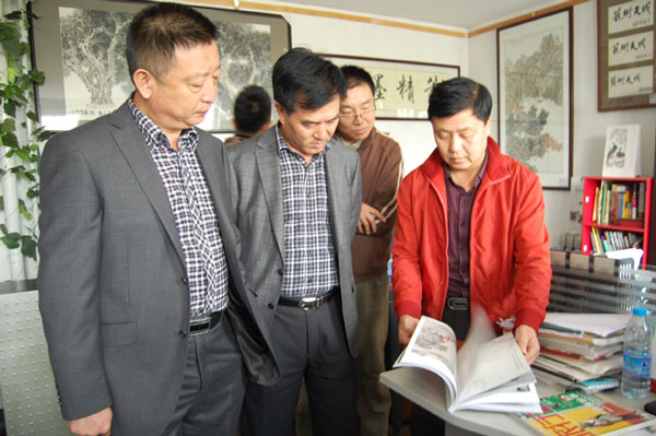 总编辑杨文超陪同中基华董事长王月江（中）、总经理魏国（左一）参观《艺术天成》杂志社