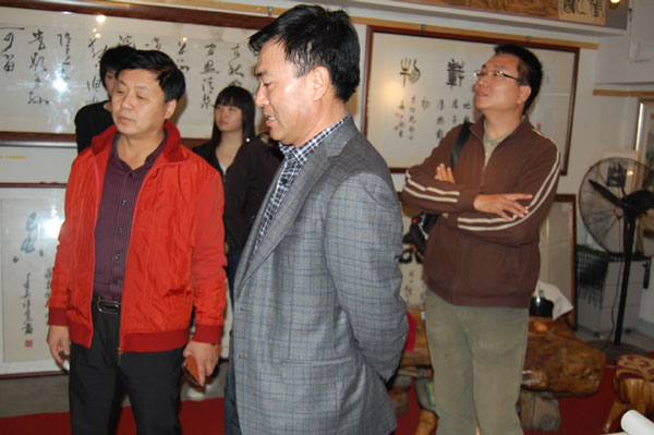 总编辑杨文超陪同中基华领导参观大C画廊