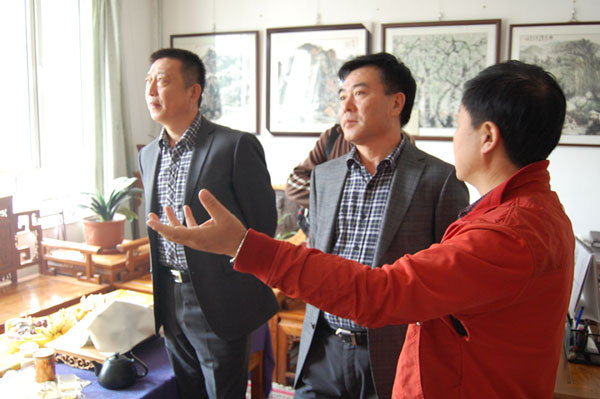 总编辑杨文超陪同中基华领导欣赏字画