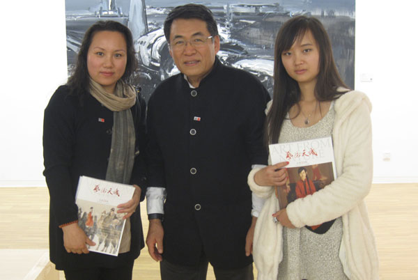 中国油画院院长杨飞云与《艺术天成》记者合影