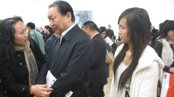 北京市文化局局长陈冬与《艺术天成》记者合影