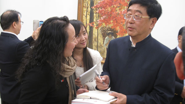 北京市市长孟学农与《艺术天成》记者合影