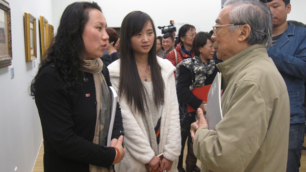 中央美院教授闻立鹏与《艺术天成》记者合影